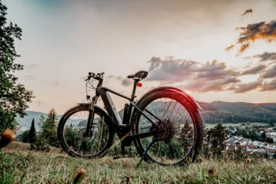 E-Bike auf einem Hügel mit Aussicht - Bild von Jürgen Polle auf Pixabay