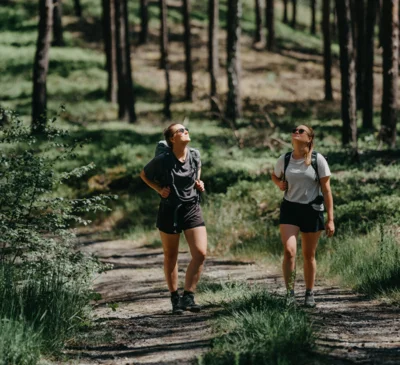 Wanderinnen in der Calauer Schweiz. Dieses Gebiet steht im Rahmen eines Wanderwegeprojektes vom Naturpark Niederlausitzer Landrücken im besonderen Fokus. Foto: Lena Tschuikow / www.spreewald.de