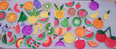 Obstsalat aus von den Schüler:innen selbst gebastelten Früchten