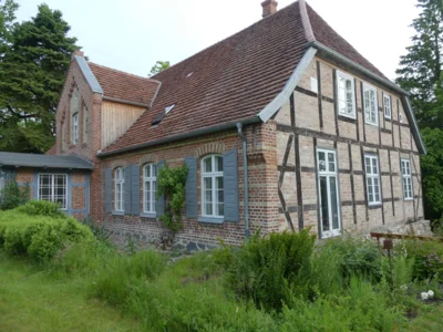 Ansicht des Pfarrhauses vom Hermannshägener Kirchsteig (Bild vergr&ouml;&szlig;ern)