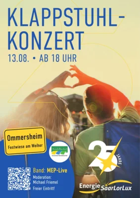 Veranstaltungsplakat zum Klappstuhlkonzert am 13. August 2026 auf der Festwiese am Ommersheimer Weiher. Zu sehen sind zwei Menschen in Klappstühlen, die mit ihren Händen ein Herz formen. Es spielen MEP-Live, die Moderation übernimmt Michael Friemel. Der Eintritt ist frei.  Quelle: Energie SaarLorLux