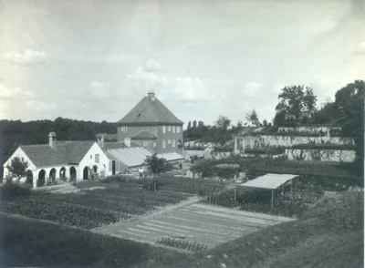 Gärtnerei der Simonschen Anlagen mit Verwalterhaus („Goethehaus“), nach 1924. © Archiv des Heimatvereins „Schweizerhaus Seelow“ e. V.