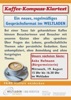 Frau Hofmann stellt sich den Fragen der Kunden im Weltladen