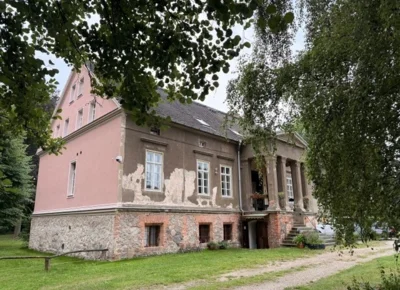 Links zu sehen: Die sanierte Giebelseite vom Groß Mehoßwer Schloss. Foto: Dr. Silke Luplow