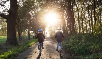 https://pixabay.com/de/photos/m%C3%A4dchen-fahrrad-helme-radweg-b%C3%A4ume-4582899/