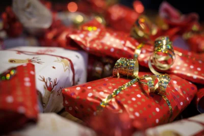 https://pixabay.com/de/photos/geschenke-%C3%BCberraschung-gemacht-4678018/