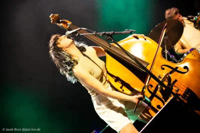 KNOBIL - Louise Knobil Kontrabass spielend (Bild vergr&ouml;&szlig;ern)