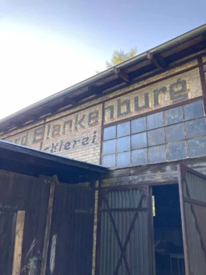 Blick von außen auf die Alte Tischlerei Blankenburg. (Quelle: https://www.facebook.com/photo/?fbid=5539127739483147&set=pb.100071408235068.-2207520000&locale=de_DE (Bild vergr&ouml;&szlig;ern)