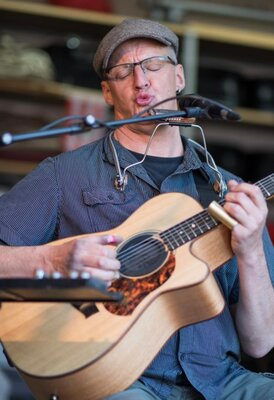 Akustische Gitarrenmusik mit Power und Gefühl, Fingerpicking, Blues und eine ausdrucksstarke Stimme, das ist Frank Plagge!