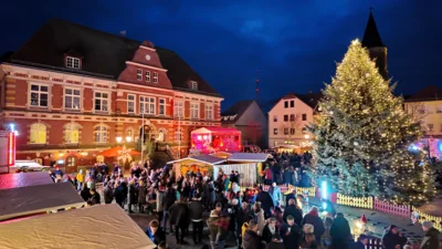 Auch dieses Jahr wird in Calau am zweiten Adventwochenende zum Weihnachtsmarkt eingeladen. Foto: Matthias Nerenz
