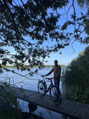 Radfahrer auf einem Steg in der Havel