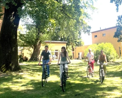 Vier Radfahrer:innen im Garten der Villa Fohrde