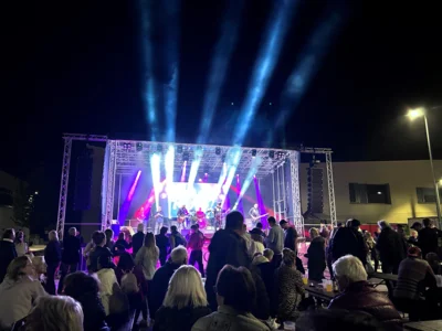 Unser Bild zeigt den Auftritt von Friday Night auf dem Stadtfest 2025. (Bild vergr&ouml;&szlig;ern)