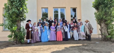 Auch die Höfische Gesellschaft freut sich schon auf Königin Luises Herbstfest (C) Paretzer Liebhabertheater