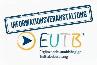 Auf einem hellen Hintergrund ist das EUTB®-Logo mit der ausgeschriebenen Bezeichnung „Ergänzende unabhängige Teilhabeberatung“ dargestellt. Oberhalb des Logos befindet sich ein schräg gesetzter blauer Stempel mit der Aufschrift „INFORMATIONSVERANSTALTUNG“.