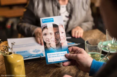 Der WEISSE RING e.V. ist Deutschlands größte Hilfsorganisation für Opfer von Straftaten. Neben Informationen in Flyern und auf der Homepage werden auch Vorort-Veranstaltungen für Interessierte angeboten. Foto: WEISSER RING / Florian Oellers