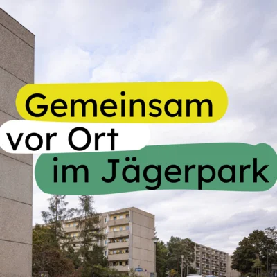 Hochhäuser im Plattenbau-Stil, darüber blauer Himmel. Es ist der Jägerpark. Auf dem Bild steht auch: Gemeinsam vor Ort im Jägerpark. (Bild vergr&ouml;&szlig;ern)