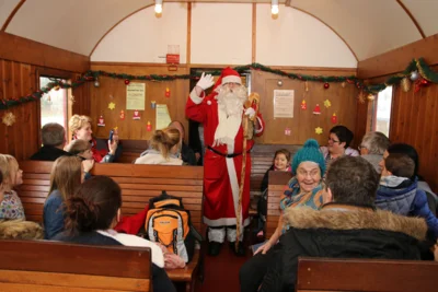 Der Nikolaus im Zug.