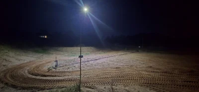 Startgatter beleuchtet (Bild vergr&ouml;&szlig;ern)