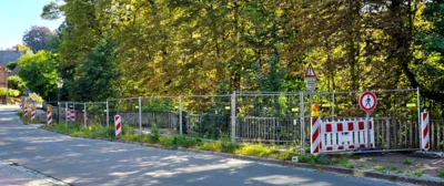Gesperrter Gehweg auf der Hangwegbrücke an der L 141 in Moisburg