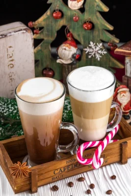 Symbolbild von Pixabay, weihnachtlich dekorierte Gläser mit Kakao und Latte Macchiato