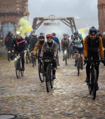 Fahrradfahrende im Morgengrauen