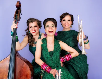 Die drei Zucchini Sistaz mit ihren Instrumenten (Bild vergr&ouml;&szlig;ern)