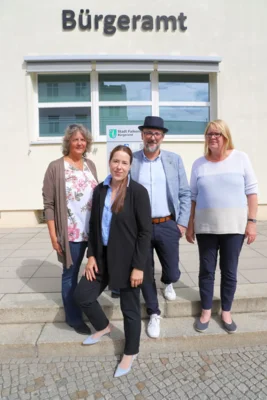 Unser Bild zeigt Ute Ziesche, Beate Keister, Bürgermeister Heiko Richter und Petra Falkenthal vor dem Bürgeramt in der Poststraße. (Bild vergr&ouml;&szlig;ern)