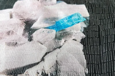 Detail einer Seidenstickerei von Gisela Polster (Bild vergr&ouml;&szlig;ern)
