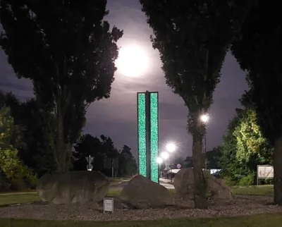 Beleuchtete Stele