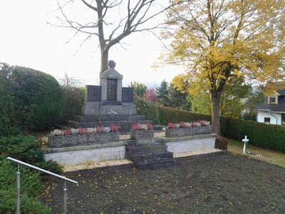 Ehrenmal auf dem Bettendorfer Friedhof im November