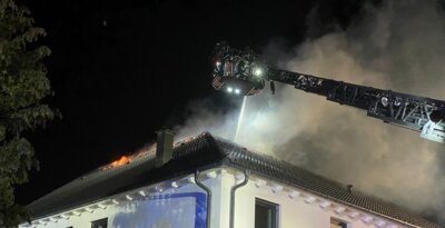  DLK Bonndorf bei Löscharbeiten des anfänglichen Dachstuhlbrandes