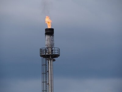 Eine Feuersäule an einer Kläranlage beschäftigte die Feuerwehr. (Symbolbild)
