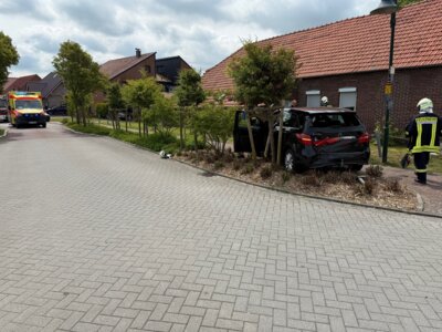 Der beschädigte PKW wurde bei dem Unfall auf eine Verkehrsinsel aufgeschoben.