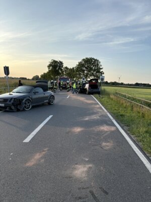Die Feuerwehr streute auslaufende Betriebsstoffe ab.