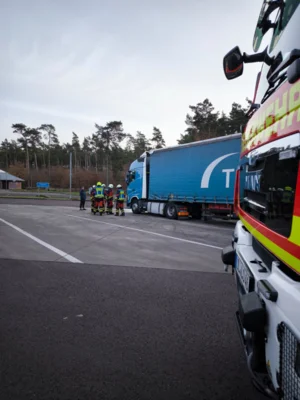 LKW auf Rastplatz Krähenberge verliert Motorenöl