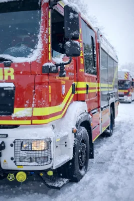 HLF 20  und DLK Lostau auf schneebedeckter Straße
