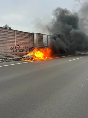 Brennender PKW auf der BAB2