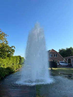  Der Hydrant sprudelte fröglich vor sich hin, während die Einsatzkräfte den Bereich absperrten.