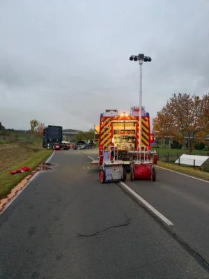  Löschfahrzeug steht mit ausgefahrenem Lichtmast zur Absicherung vor der Einsatzstelle