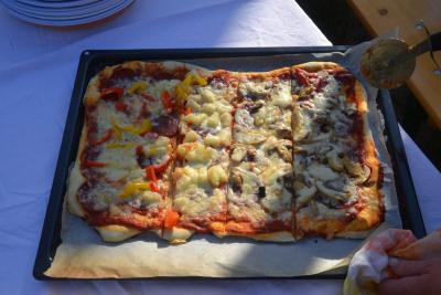 Die Pizza schmeckt so gut, wie sie aussieht.  (Bild vergr&ouml;&szlig;ern)