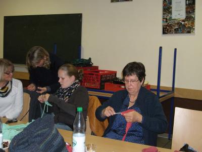 Rosa beim H&auml;keln.  (Bild vergr&ouml;&szlig;ern)