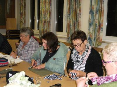 Hanna, Sigrid, Marlene und Ilse bei der Arbeit  (Bild vergr&ouml;&szlig;ern)