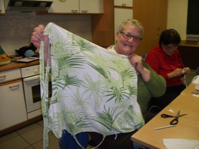 Marlene zeigt das alte T-Shirt ...  (Bild vergr&ouml;&szlig;ern)