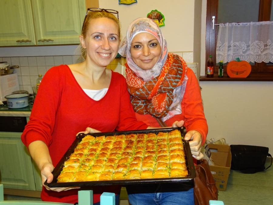 Bild: Stolz präsentieren Noar Quhwaji und Shirin Alabi´d (v. l.) die fertige Baklava