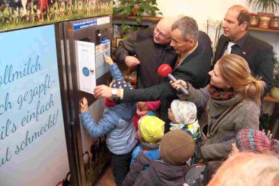 Milch zapfen am Automaten  (Bild vergr&ouml;&szlig;ern)