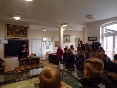 Foto des Albums: Besuch des Heimatmuseums und der Heimatstube Crivitz durch die 4. Klassen zum 206. Geburtstag von Fritz Reuter