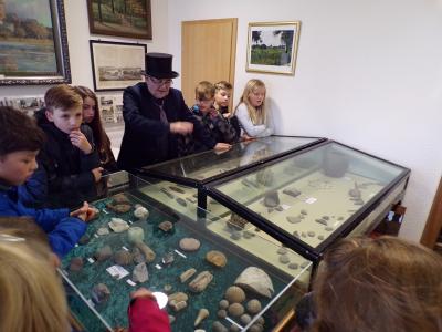 Foto des Albums: Besuch des Heimatmuseums und der Heimatstube Crivitz durch die 4. Klassen zum 206. Geburtstag von Fritz Reuter