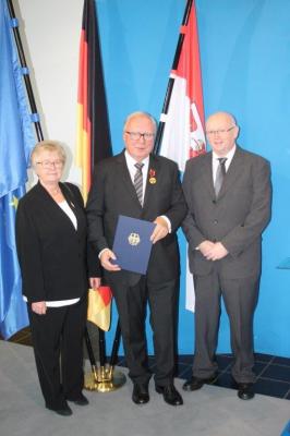 Foto des Albums: Dietmar Woidke überreicht Bundesverdienstorden an Bernd Adler aus Goßmar