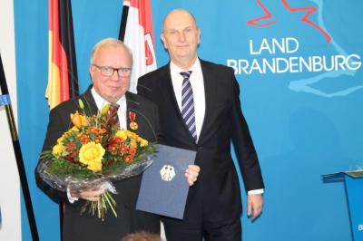 Foto des Albums: Dietmar Woidke überreicht Bundesverdienstorden an Bernd Adler aus Goßmar